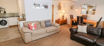 2 Llys Rhostrefor, Benllech