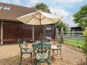 Outdoor dining - The Studio, Horseshoe Cottage, Fulbourn (Fulbourn)