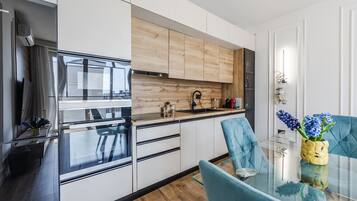 Kühlschrank, Mikrowelle, Ofen, Herdplatte