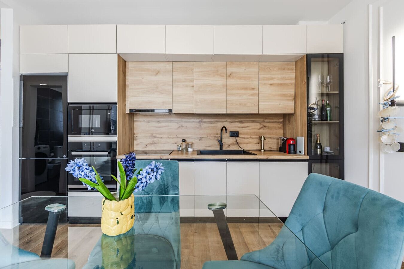 Frigorífico, microondas, horno y placa de cocina
