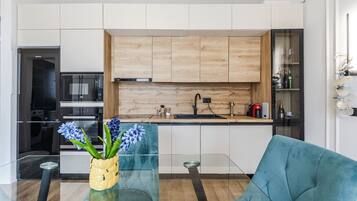 Frigorífico, microondas, horno y placa de cocina