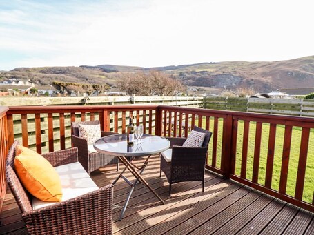 Outdoor dining. Sealyons, Fairbourne