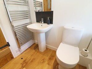 Shower - FELL GATE FARM: Damson Barn Retreat (Carnforth)