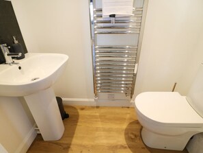 Shower - FELL GATE FARM: Damson Barn Retreat (Carnforth)
