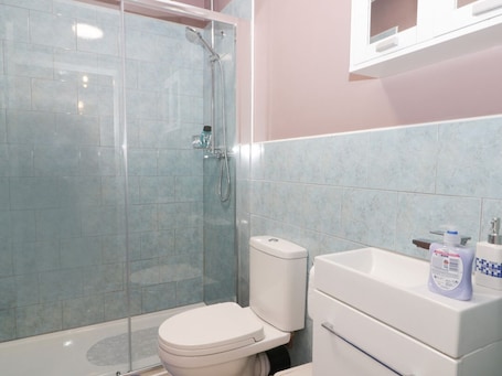 Shower. Pipistrelle Cottage, Brandesburton