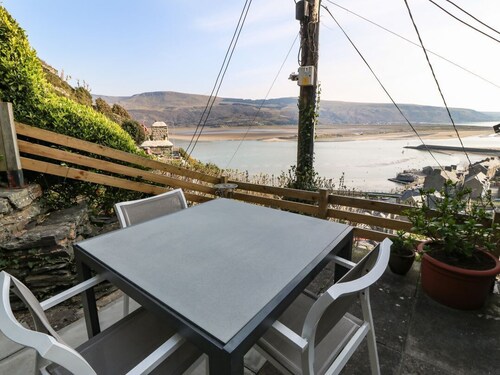 2 Bwth Mawr, Barmouth