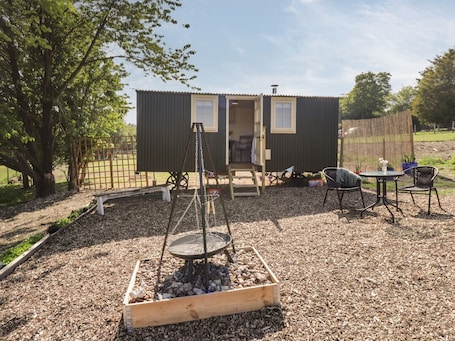 Outdoor dining. The Shepherds Hut at Marley, Barham