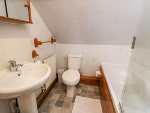 Shower - Charming The Smithy in Dulas (Llannerch-y-Medd)