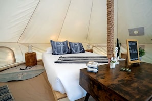 1 bedroom, bed sheets