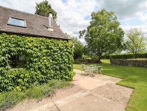 Outdoor dining - Lee House Cottage, Cheddleton (Leek)