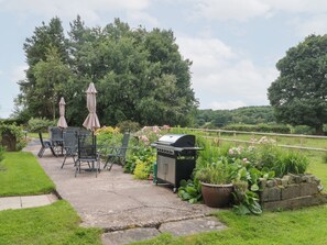 Outdoor dining - Lee House Cottage, Cheddleton (Leek)