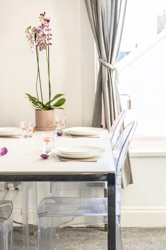 Bright High Street 2 Bed Apartment