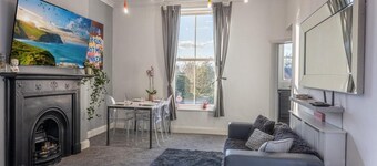 Bright High Street 2 Bed Apartment
