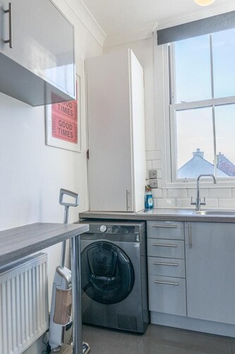Bright High Street 2 Bed Apartment