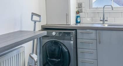 Bright High Street 2 Bed Apartment