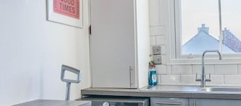 Bright High Street 2 Bed Apartment