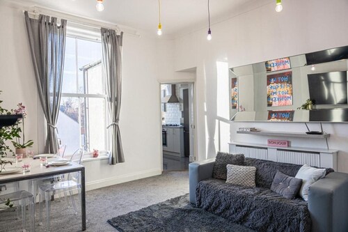 Bright High Street 2 Bed Apartment