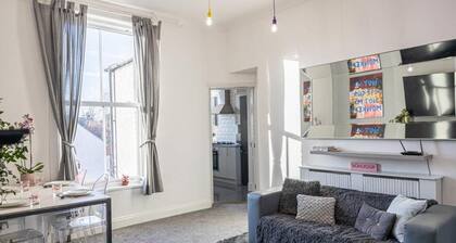 Bright High Street 2 Bed Apartment