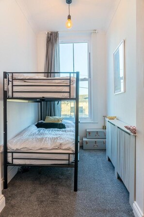 3 slaapkamers, een strijkplank/strijkijzer, gratis wifi, beddengoed