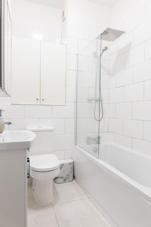 Combined shower/bathtub, deep-soaking bathtub, hair dryer