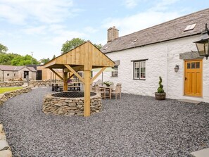Outdoor dining - The Druids, Corwen in N. Wales (Corwen)