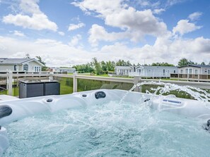 Tina de hidromasaje al aire libre