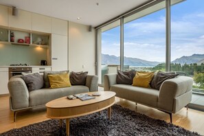 TV, fireplace, books, offices - 1-BR Pounamu Terrace | Central - Spacious (Queenstown)