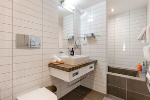 Hair dryer, towels - Studio Pounamu Horizon | Central · Free Parking (Queenstown)