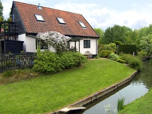 Exterior - The Hayloft: A Charming Retreat (Thetford)