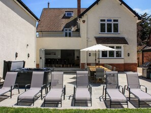 Outdoor dining - Greenlawns, Burnham-On-Sea (Burnham-on-Sea)