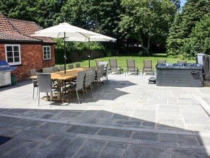 Outdoor dining - Greenlawns, Burnham-On-Sea (Burnham-on-Sea)