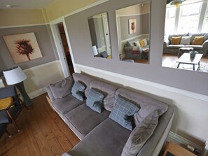 Living area - Roseburn: Serene Stay Near Auchnahyle (Pitlochry)