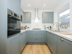 Dishwasher, highchair - Seagull Cottage, Trearddur Bay (Holyhead)