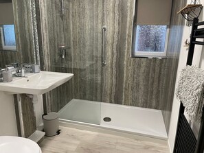 Shower - Seagull Cottage, Trearddur Bay (Holyhead)