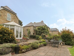 Outdoor dining - Red Squirrel Cottage, 5 Biddlestone, Rothbury (Morpeth)
