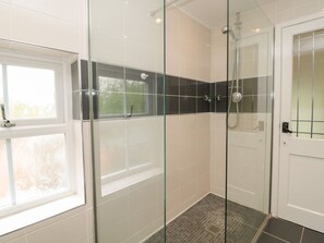 Shower - Red Squirrel Cottage, 5 Biddlestone, Rothbury (Morpeth)