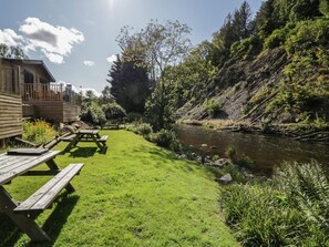 A cabin with picnic tables and a river. - Riverside Cottage No 5 Keswick (Keswick)