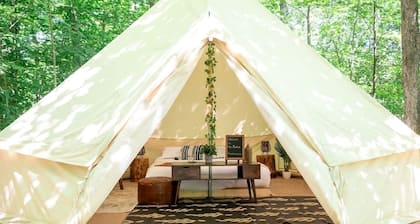 Romantic Glamping Retreat: Pretty Bell Tent near Tobermory, Canada