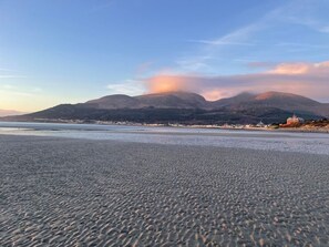 Beach nearby - Rocklea Seaside Cottage, Newcastle, County Down (Newcastle)