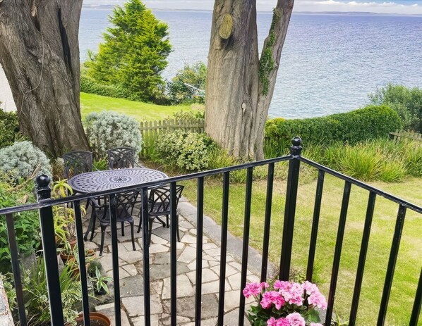 Outdoor dining - Rocklea Seaside Cottage, Newcastle, County Down (Newcastle)