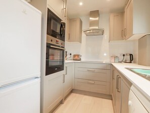 Private kitchen - Rainbow Lodge lies in St Tudy (Bodmin)