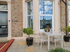Outdoor dining - Grand Sea View, Tynemouth (North Shields)