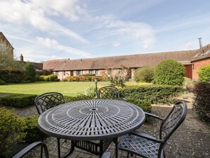 Outdoor dining - Burford Cottage, Clifford Chambers (Stratford-upon-Avon)