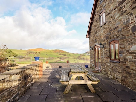 Outdoor dining. The Old House, Llanidloes