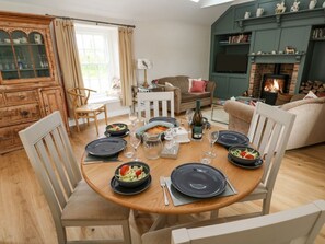 Dining - Gilly Skyber, Mawgan, Cornwall (Helston)