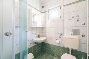 Shower, towels, soap, toilet paper - Accommodation for 2 persons with balcony (Crikvenica)