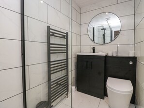 Shower - Eden on the Crescent, Morecambe (Morecambe)