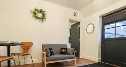 Bee Cottage in Ottinge.