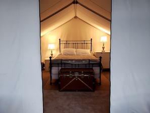 1 bedroom, bed sheets