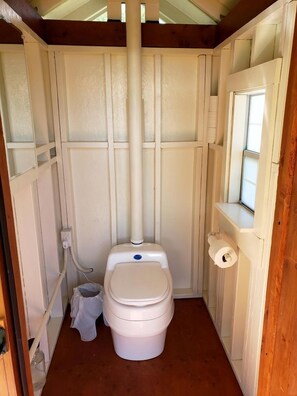 Towels, soap, shampoo, toilet paper - Gorgeous Glamping Tent in Alberta, Canada, Perfect for a Weekend Getaway (Sundre)